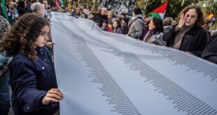 متظاهرون في برشلونة يحملون قائمة بأسماء ضحايا العدوان الإسرائيلي على قطاع غزة. 11.11.2023 الصورة AP/ Paco Freire/ SOPA Images/Sipa USA