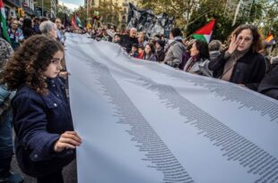 متظاهرون في برشلونة يحملون قائمة بأسماء ضحايا العدوان الإسرائيلي على قطاع غزة. 11.11.2023 الصورة AP/ Paco Freire/ SOPA Images/Sipa USA